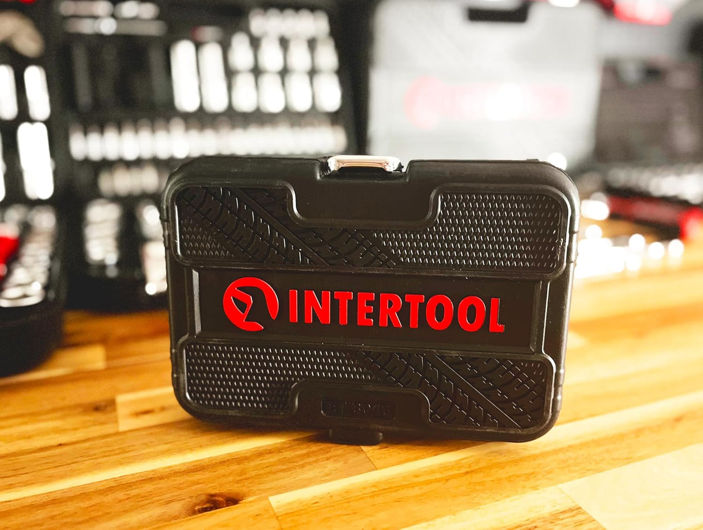 Juego de puntas y dados INTERTOOL con accionamiento de 1/4", sistema métrico, 46 piezas, estuche rígido compacto | ET08-8046